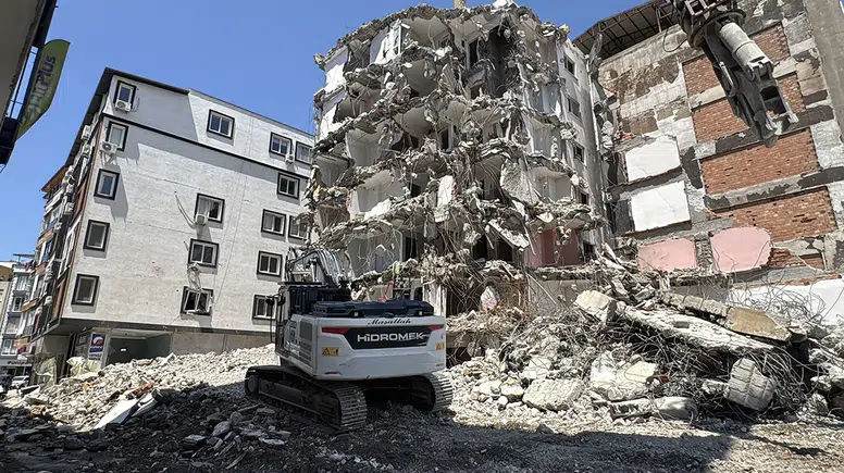 Ağır hasarlı binanın yıkımı sırasında başka bina zarar gördü