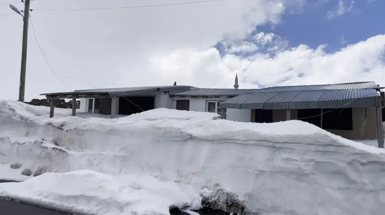 Karla kaplı yayla evlerinde sobalar yanmaya devam ediyor