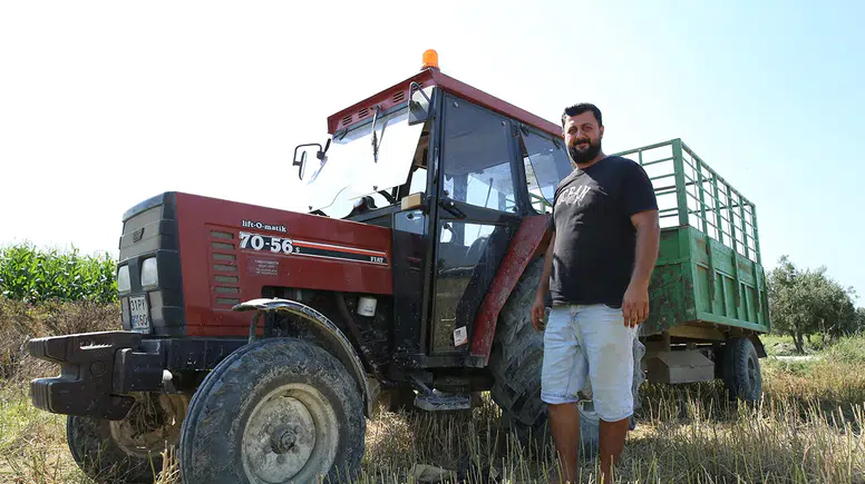 Hayata traktörüyle tutunan depremzede çiftçi, üretime güç katıyor