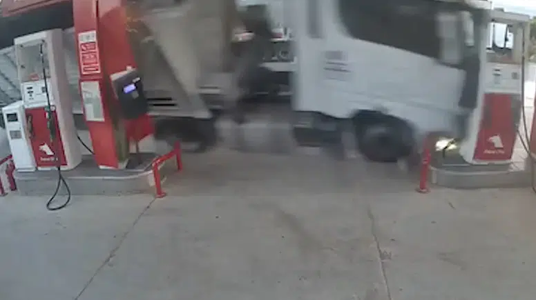 Tır akaryakıt istasyonundaki marketin duvarına çarptı