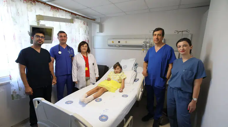 Kırgızistanlı çocuk Akdeniz Üniversitesi Hastanesi'nde sağlığına kavuştu