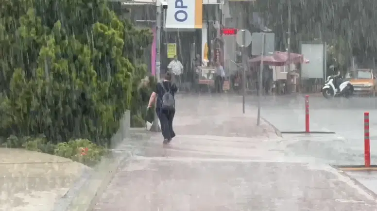 Bazı bölgelerde sağanak yağış başladı!