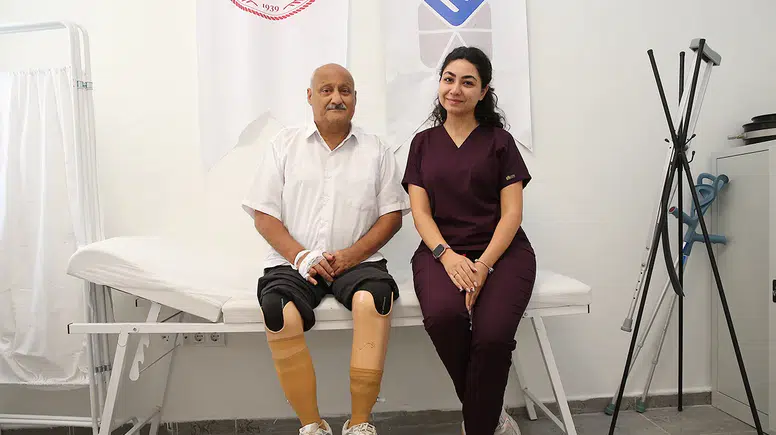 Tekerlekli sandalyeyle girdiği merkezden yürüyerek çıktı