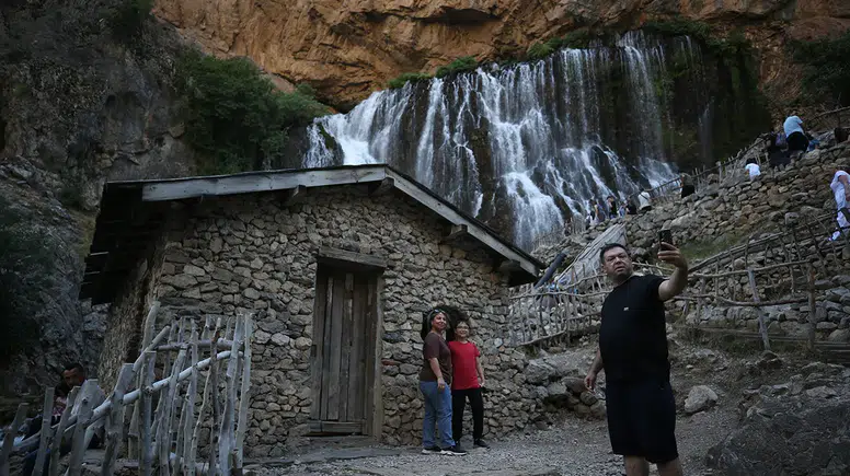 Kapuzbaşı Şelaleleri'ndeki asırlık değirmen ziyaretçilerini ağırlıyor