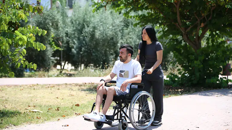 Maganda kurşunuyla engelli kalan genç eşinin desteğiyle hayata tutunuyor