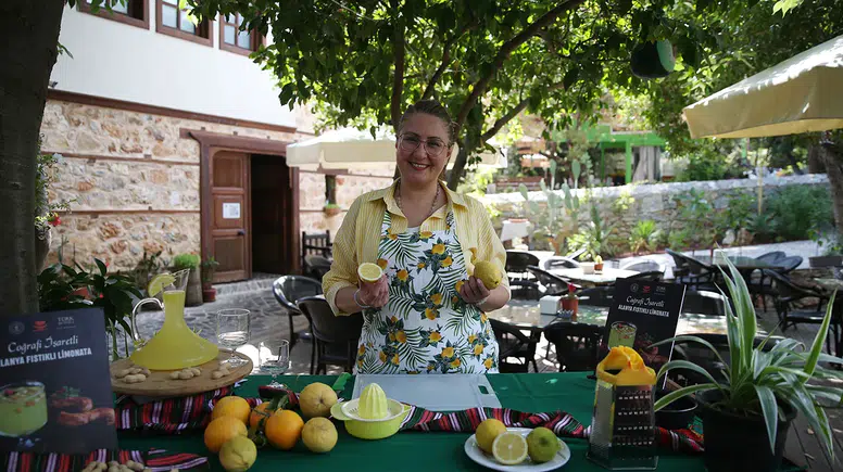 Fıstıkla servis edilen Alanya limonatası gastronomi mirasını yaşatıyor