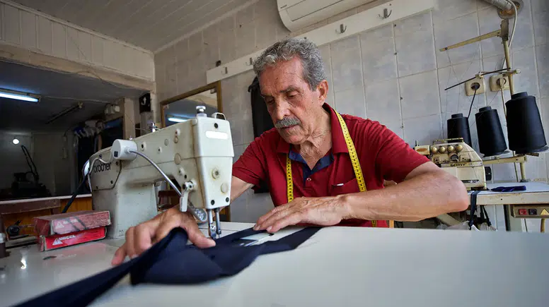 Osmaniyeli terzi 67 yıldır makası elinden bırakmıyor