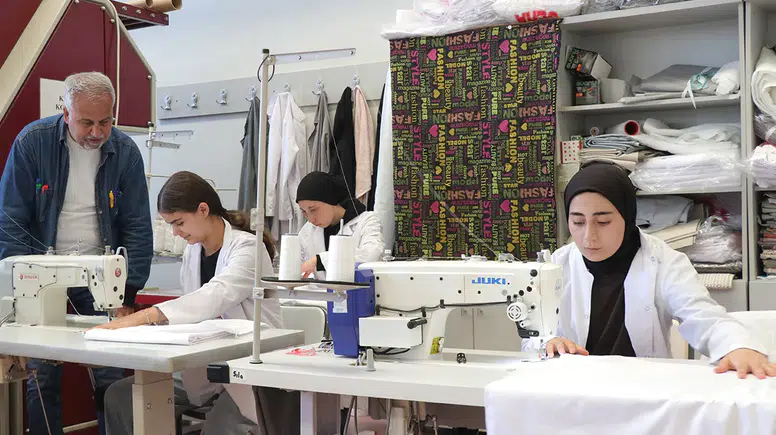 Meslek lisesi öğrencileri yaz tatilinde hem staj yapıyor hem üretime katılıyor