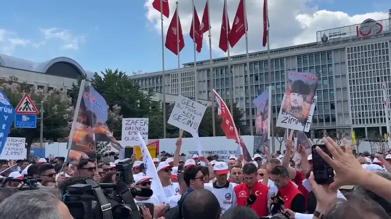 İBB çalışanlarından sosyal denge sözleşmesi protestosu