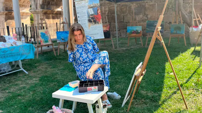 Ayaklarıyla resmettiği eserleri Hadrianus Kapısı'nda sergiledi