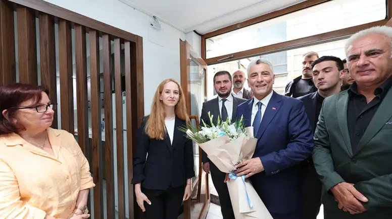 Ticaret Bakanı Bolat, Sarp Gümrük Kapısı'nda incelemelerde bulundu