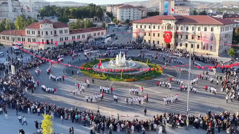 Sivas'ta 1058 kişi aynı anda halay çekti