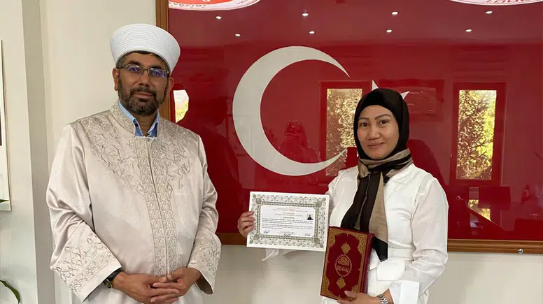 Kayseri'de iş arkadaşlarından etkilenen Rowena Antone, Müslüman oldu
