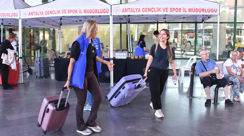 Antalya'ya gelen öğrencileri Gençlik ve Spor İl Müdürlüğünce karşılandı