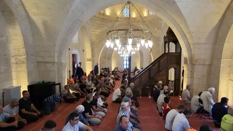 Depremde hasar gören ve restore edilen tarihi camide ilk cuma namazı kılındı