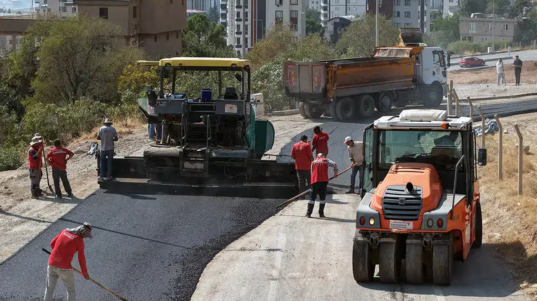 Kahramanmaraş’ta yollar yenileniyor, yeni akslar açılıyor, kent temizleniyor