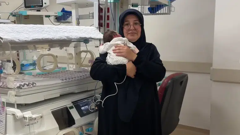 Anne karnında 3 milimetrelik damardan 6 kez kan verilen bebek sağlıklı doğdu