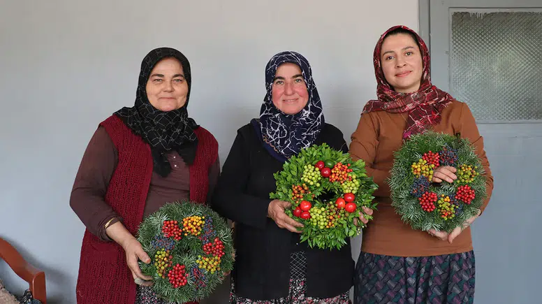 Kadınların el emeğiyle yaptığı çelenkler Avrupa'yı süslüyor