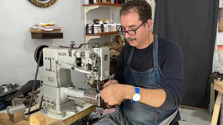 Saat kordonu yaparak başladığı dericiliği mesleğe dönüştürdü