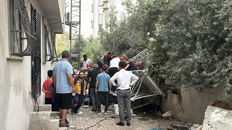 5 katlı binanın boyamasında iskele çöktü
