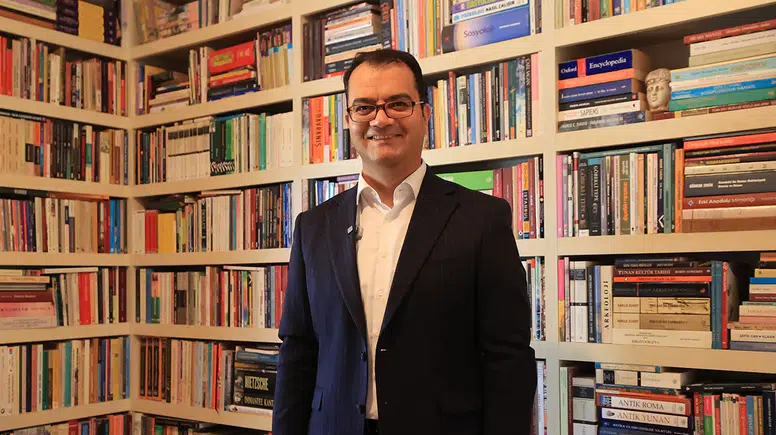 Eczacı profesörün kitap tutkusu 40 bin eseri aşan kütüphaneye dönüştü