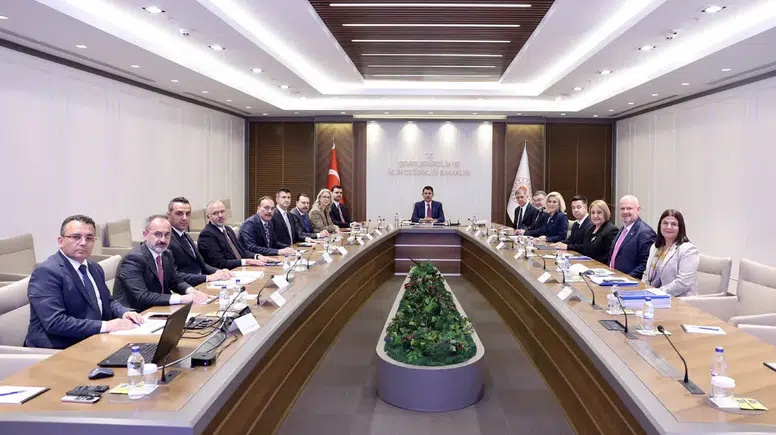 Bakan Kurum, İzmir heyetini kabul etti