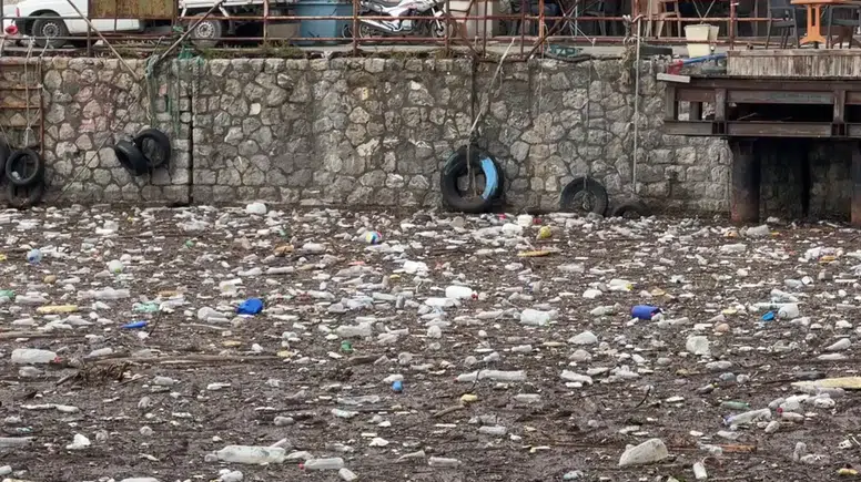 Zonguldak Limanı, sağanakla denize taşınan atıklarla kaplandı