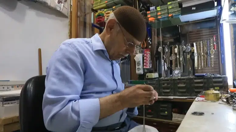 Galip usta, iki metrekarelik iş yerinde 45 yıldır saat tamir ediyor