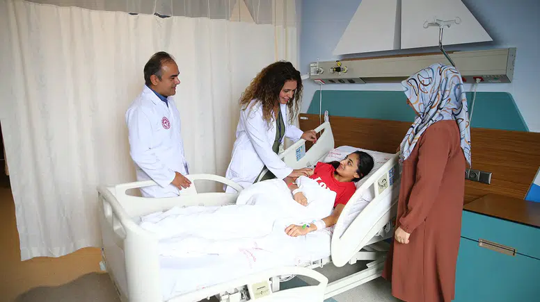 14 yaşındaki hastanın tümörü özel yöntemle çevre dokular korunarak çıkarıldı