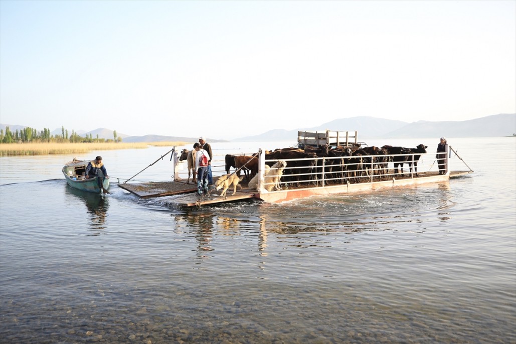Yörüklerin Mada Adasını geçiş anı 13