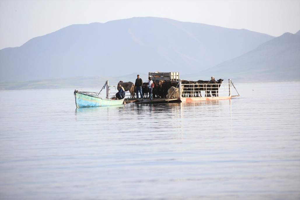 Yörüklerin Mada Adasını geçiş anı 15