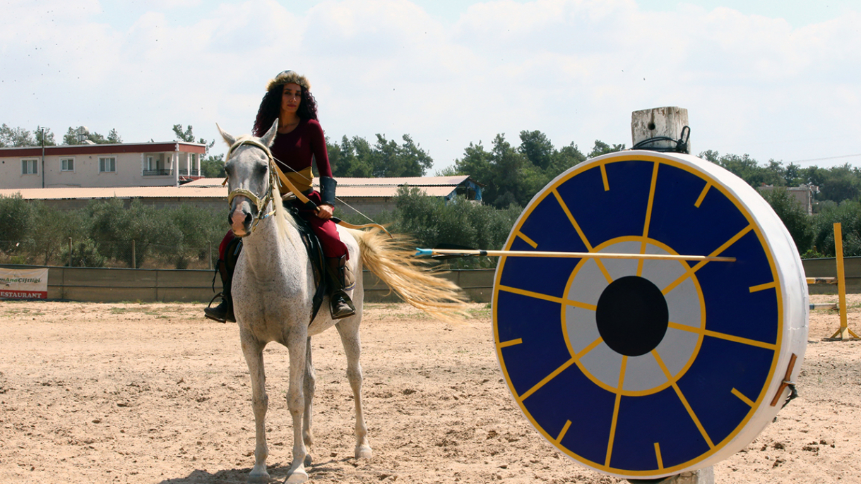 Atlı okçuluk tutkunu Gamze İdigük, ilk hedefine ulaşmak için çalışıyor 5