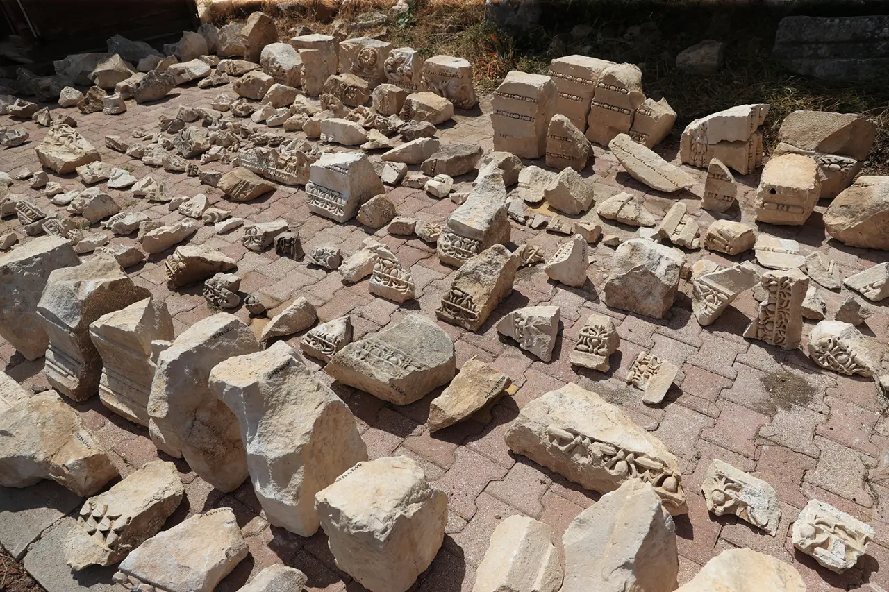 Olympos'ta anıtsal mezar ve içerisinde aristokrat bir kadına ait lahit bulundu 10