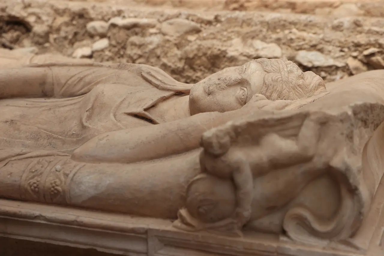 Olympos'ta anıtsal mezar ve içerisinde aristokrat bir kadına ait lahit bulundu 13