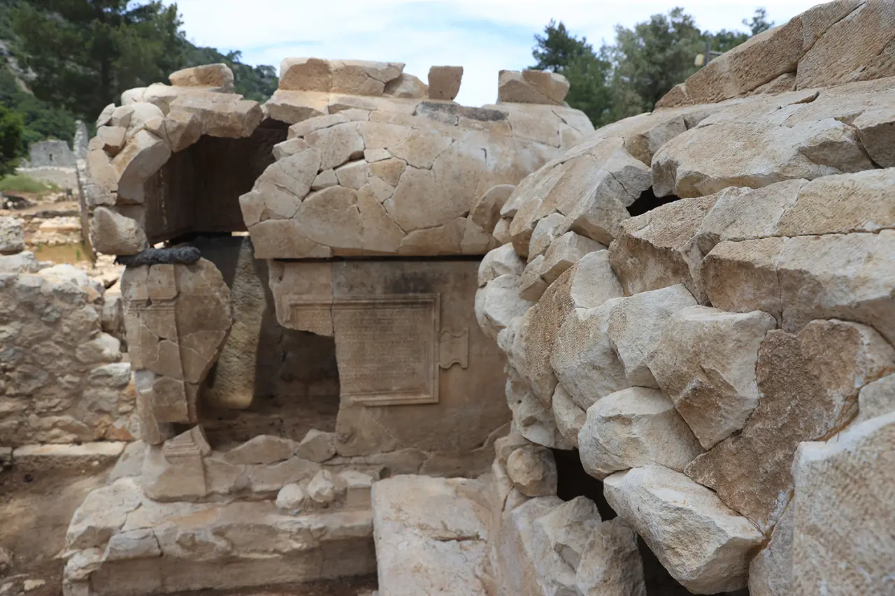 Olympos'ta anıtsal mezar ve içerisinde aristokrat bir kadına ait lahit bulundu 7