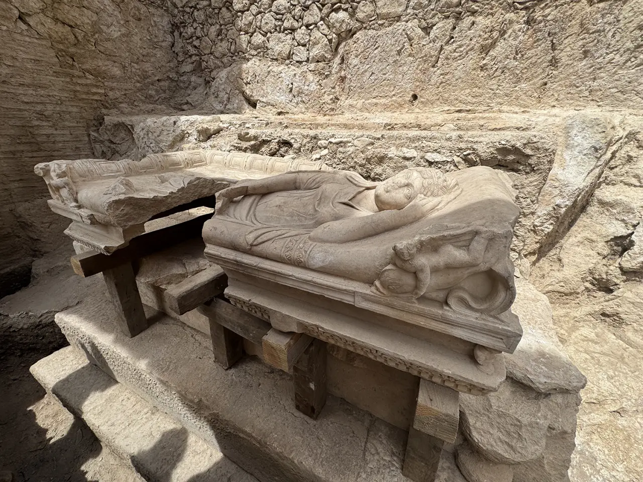 Olympos'ta anıtsal mezar ve içerisinde aristokrat bir kadına ait lahit bulundu 3