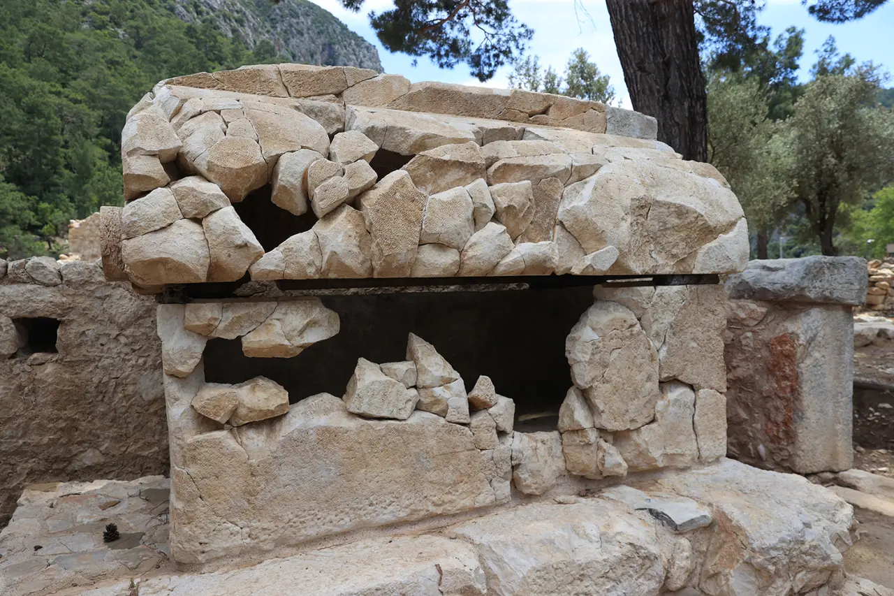 Olympos'ta anıtsal mezar ve içerisinde aristokrat bir kadına ait lahit bulundu 5
