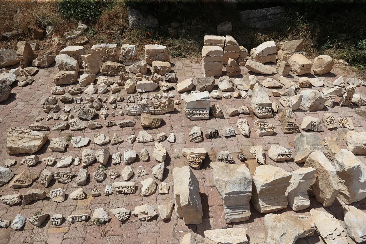 Olympos'ta anıtsal mezar ve içerisinde aristokrat bir kadına ait lahit bulundu 11