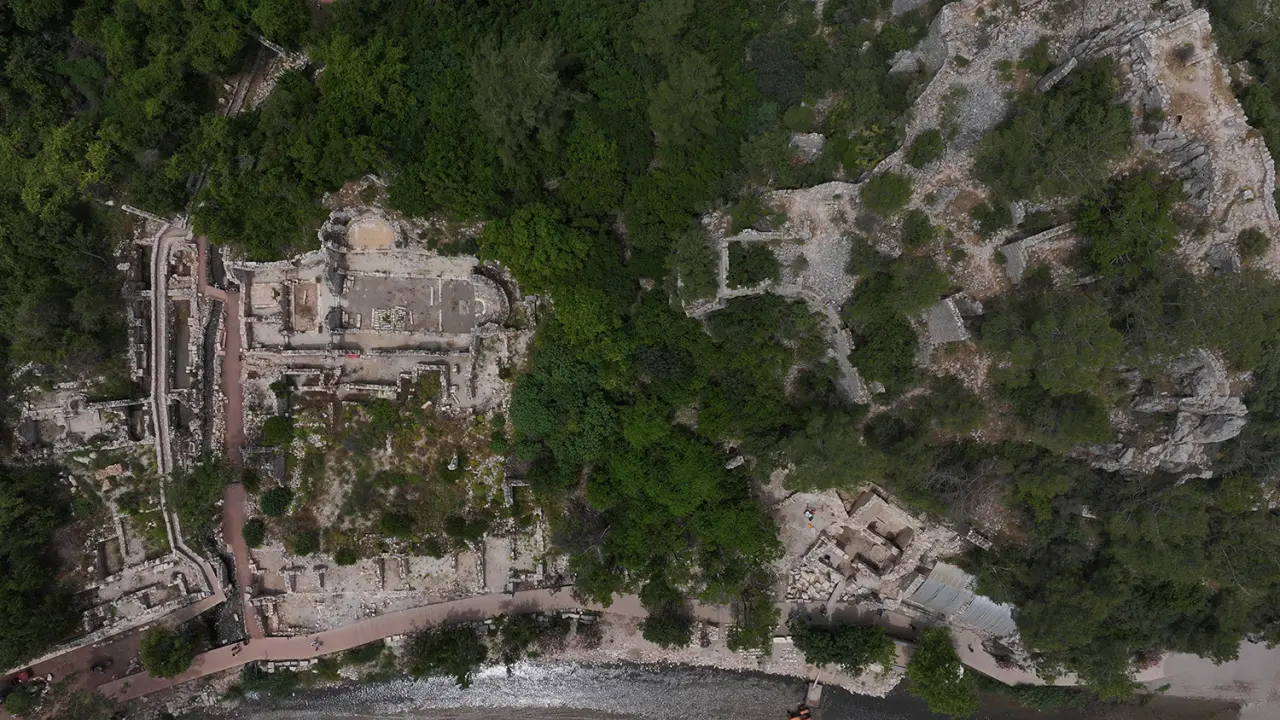 Olympos'ta anıtsal mezar ve içerisinde aristokrat bir kadına ait lahit bulundu 6
