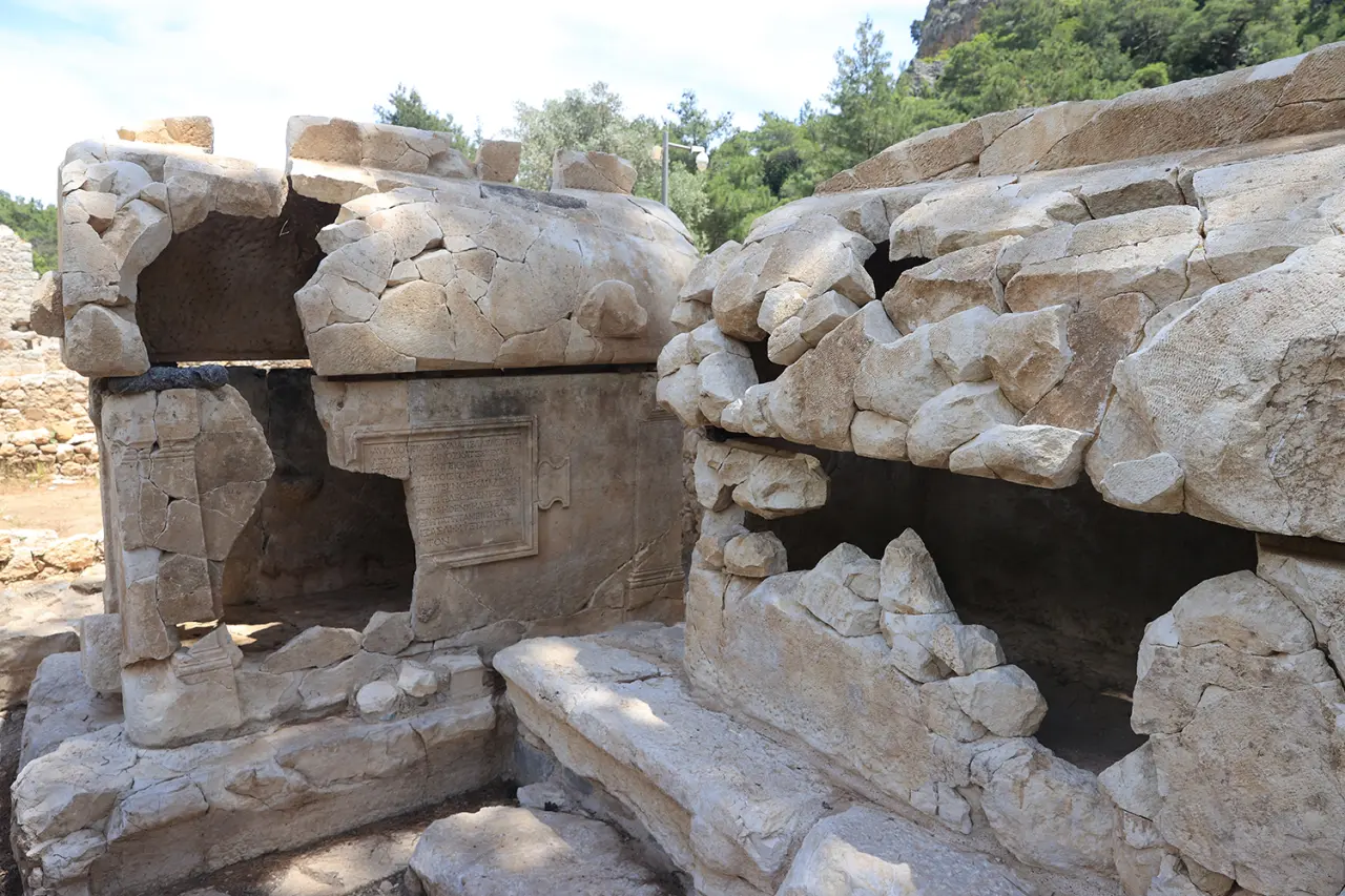 Olympos'ta anıtsal mezar ve içerisinde aristokrat bir kadına ait lahit bulundu 2