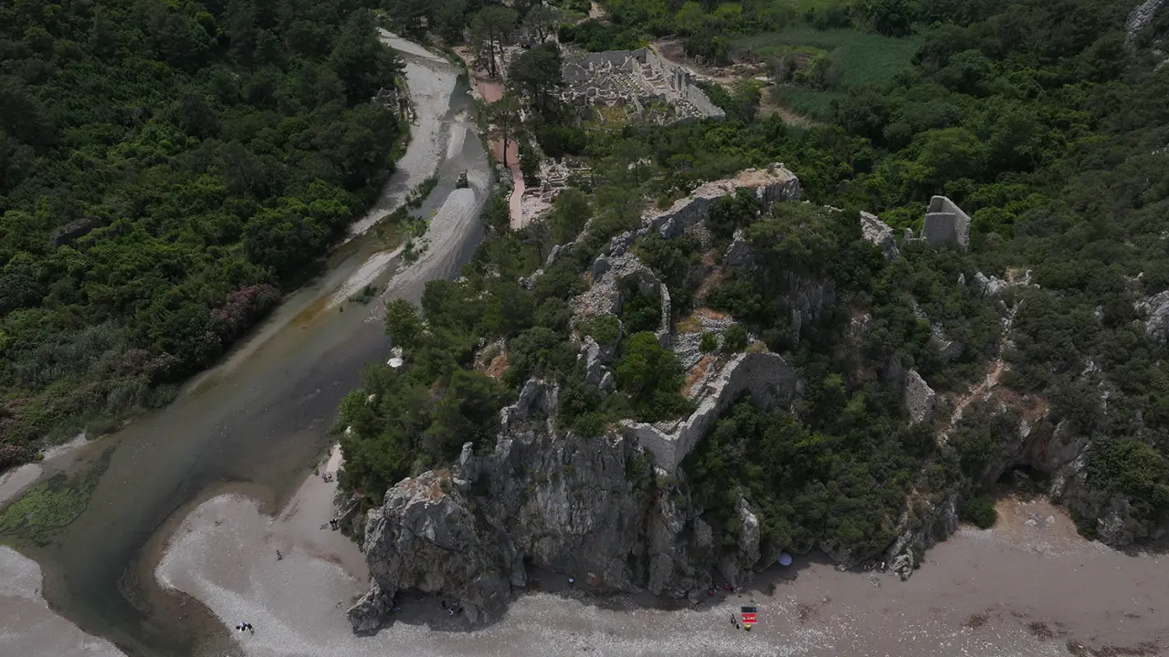 Olympos'ta anıtsal mezar ve içerisinde aristokrat bir kadına ait lahit bulundu 12