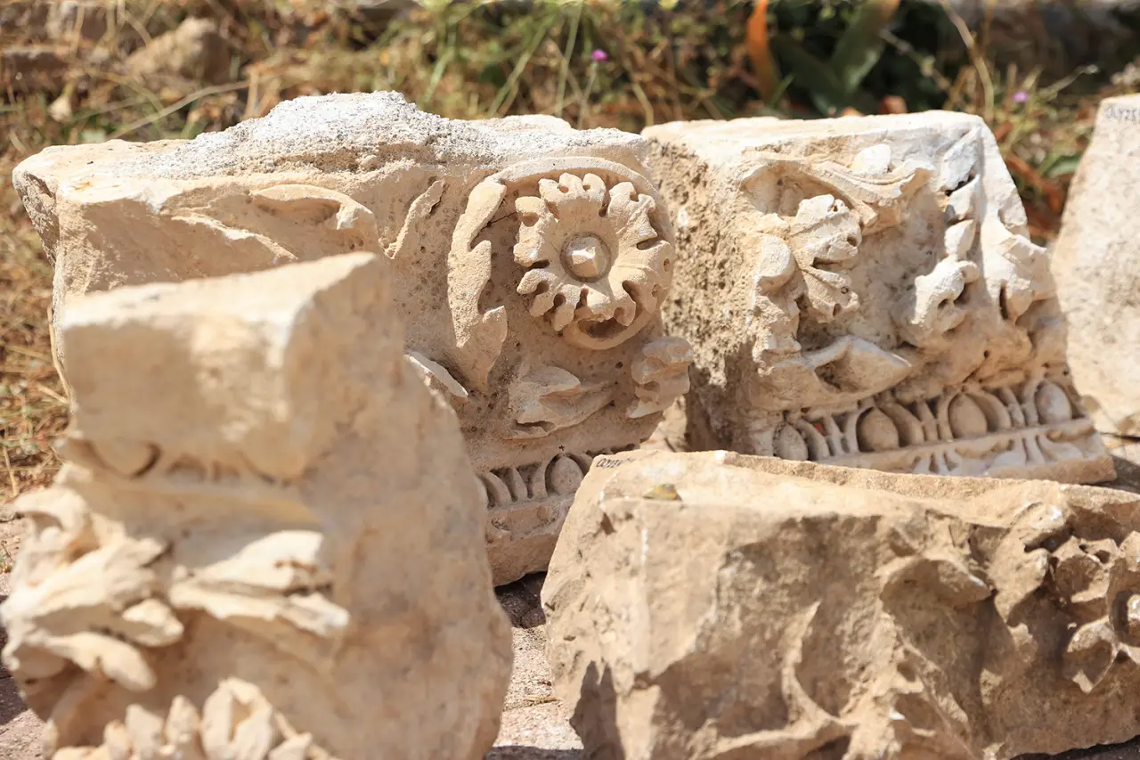 Olympos'ta anıtsal mezar ve içerisinde aristokrat bir kadına ait lahit bulundu 8